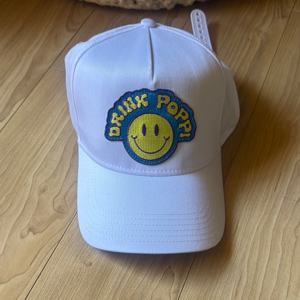 Drink poppi hat